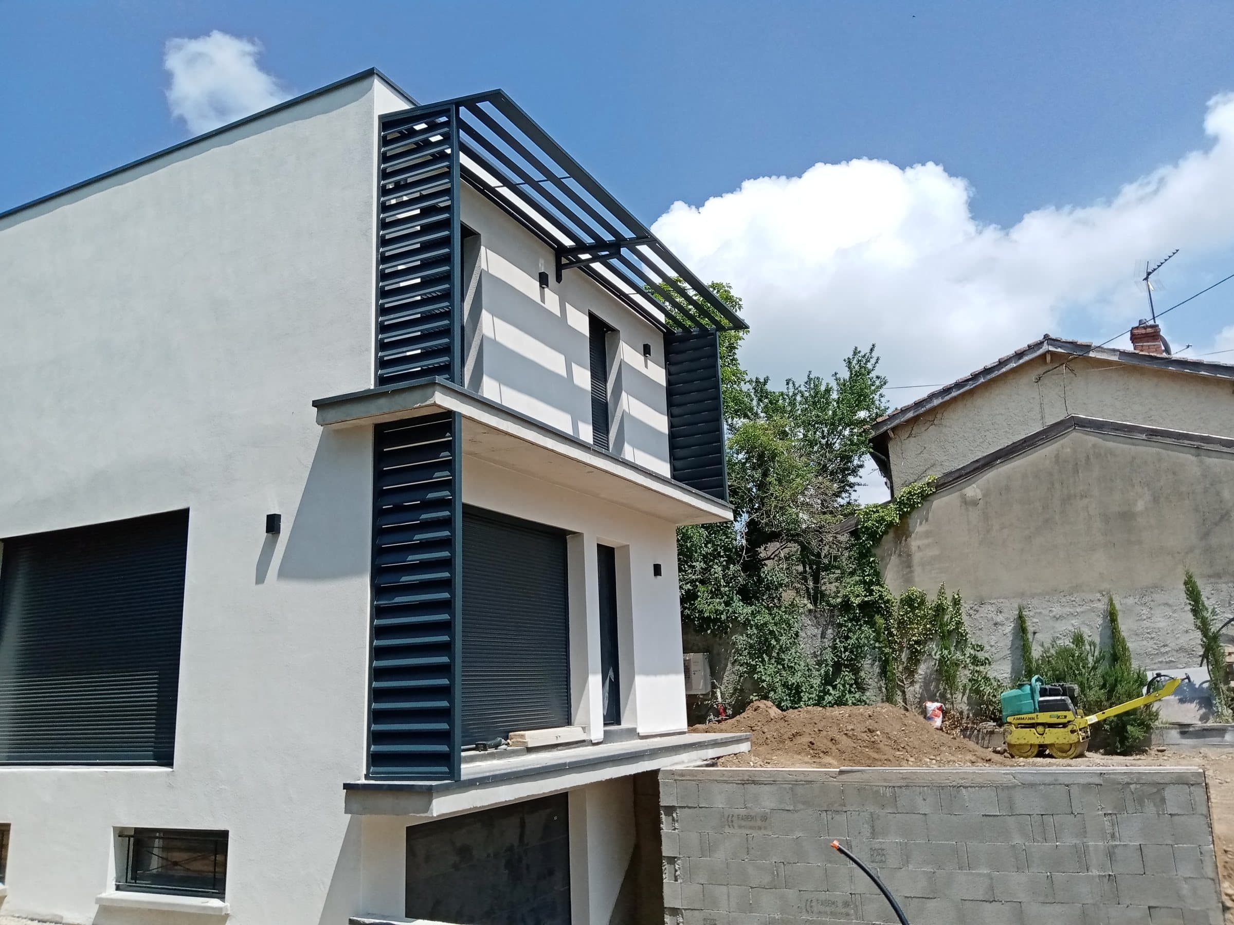 Brise-soleil et pergola — Lames orientées, ossature acier noir