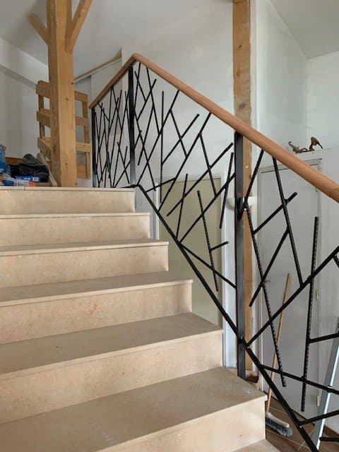 Garde-corps d'escalier — Barreaudage déstructuré, main courante bois