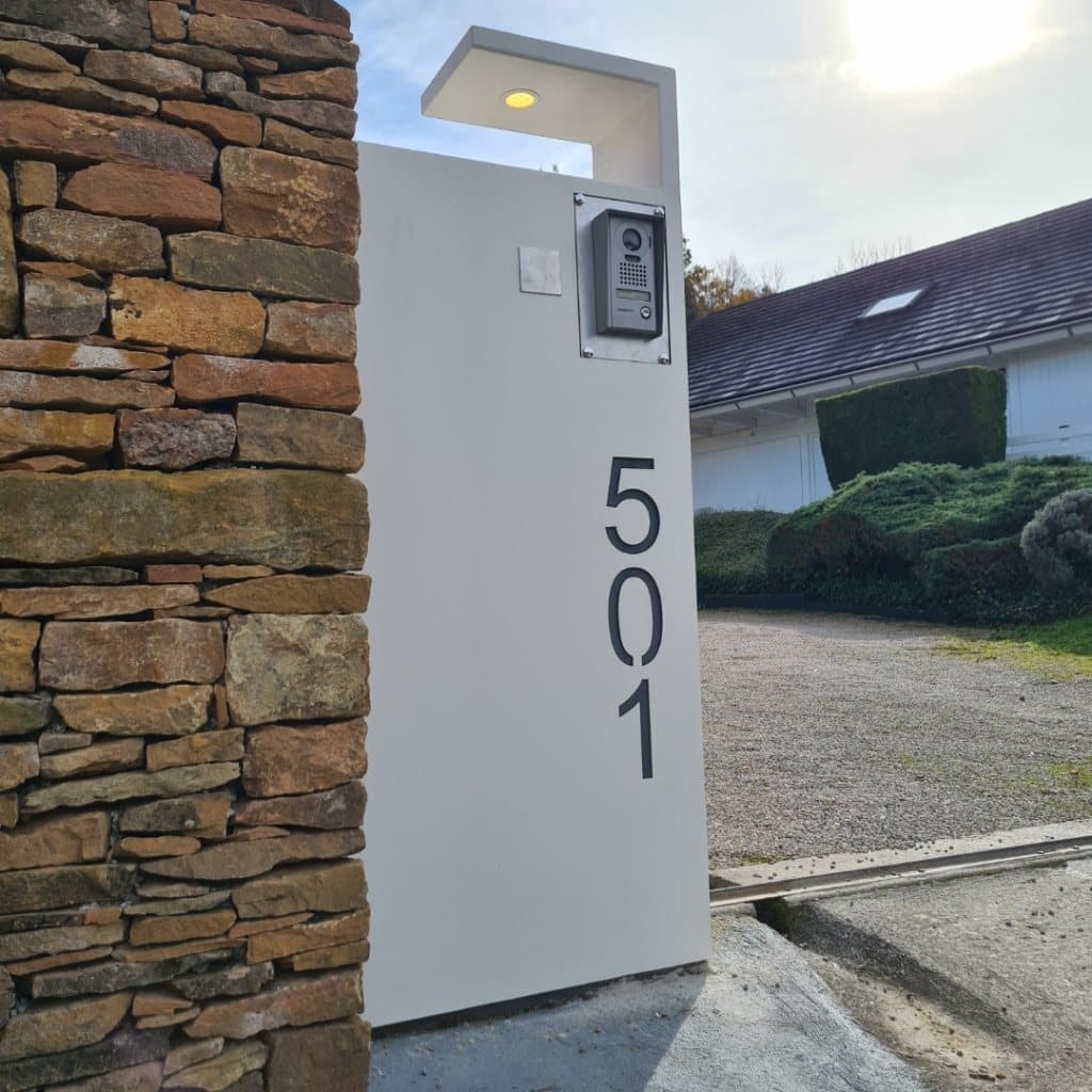 Pilier contemporain — Boîte aux lettres, visiophone et éclairage intégrés