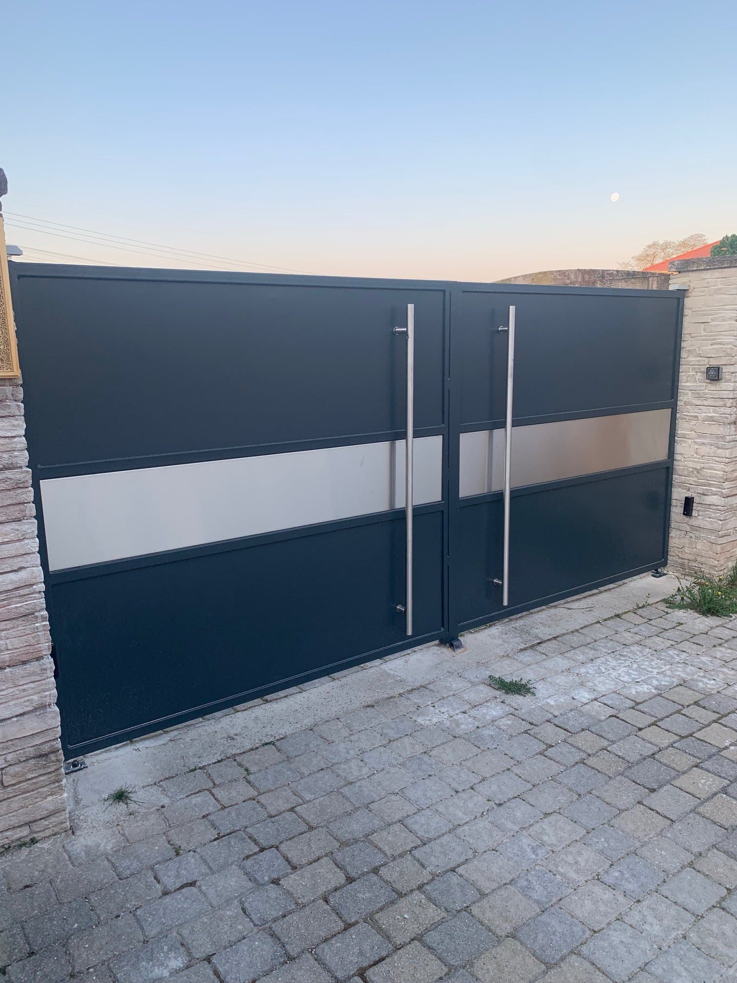 Portail coulissant anthracite — Bande centrale inox brossé, poignées tube