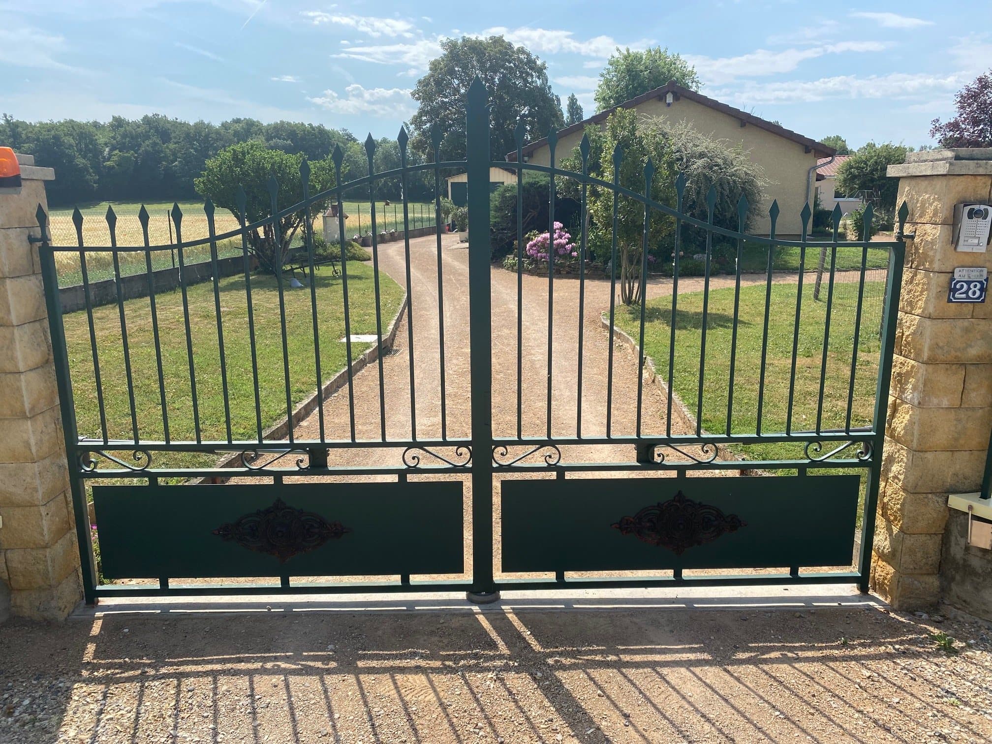 Portail fer forgé — Barreaudage à pointes, soubassement décoré