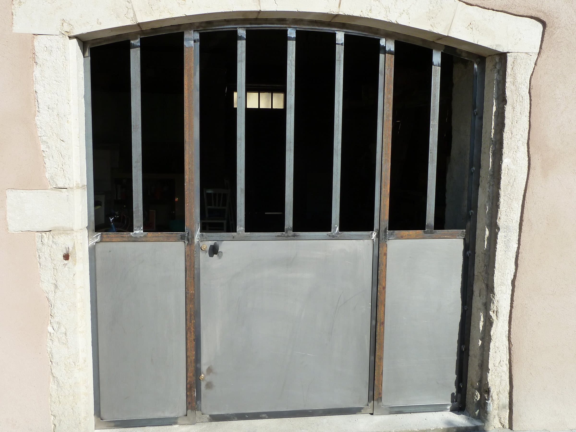 Porte cintrée — Remplissage tôle et barreaudage, pose en tableau pierre