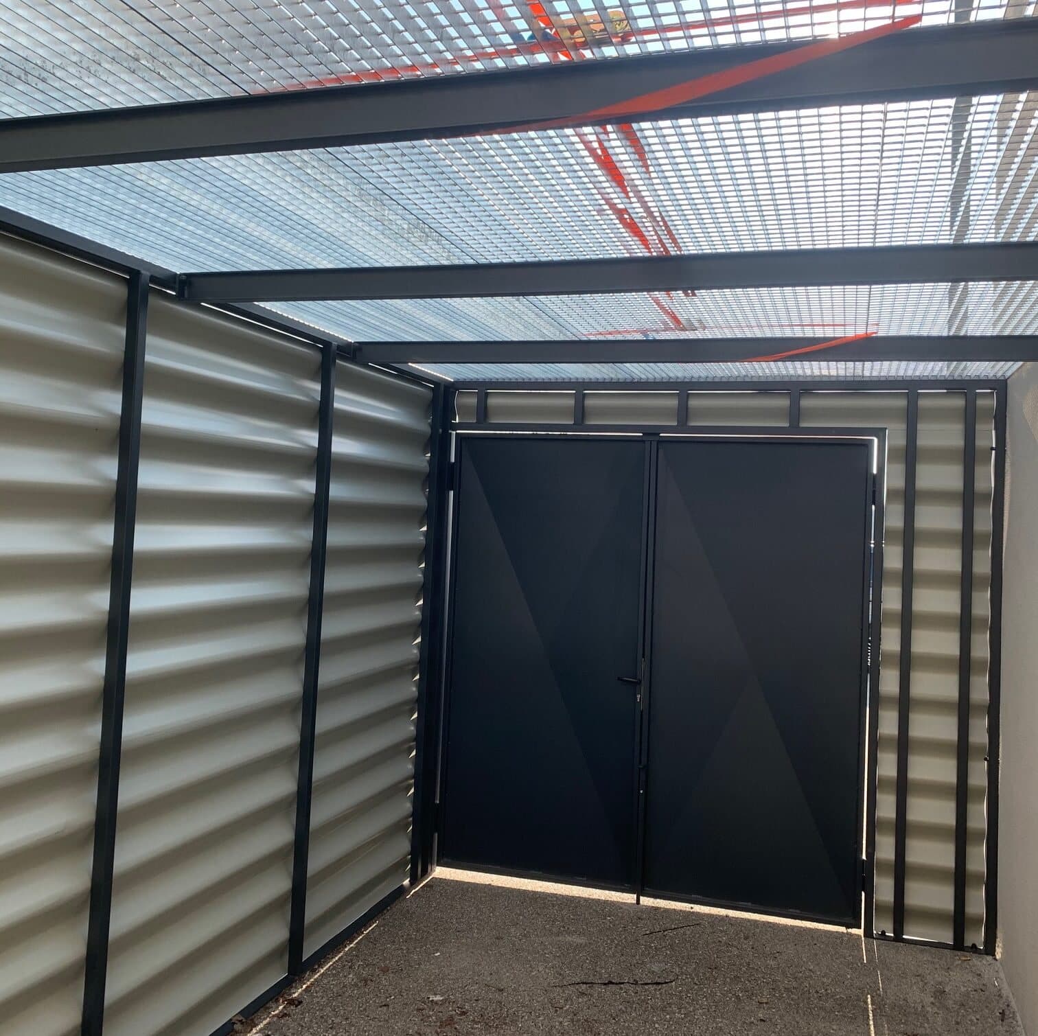 Porte double de local — Bardage acier et caillebotis
