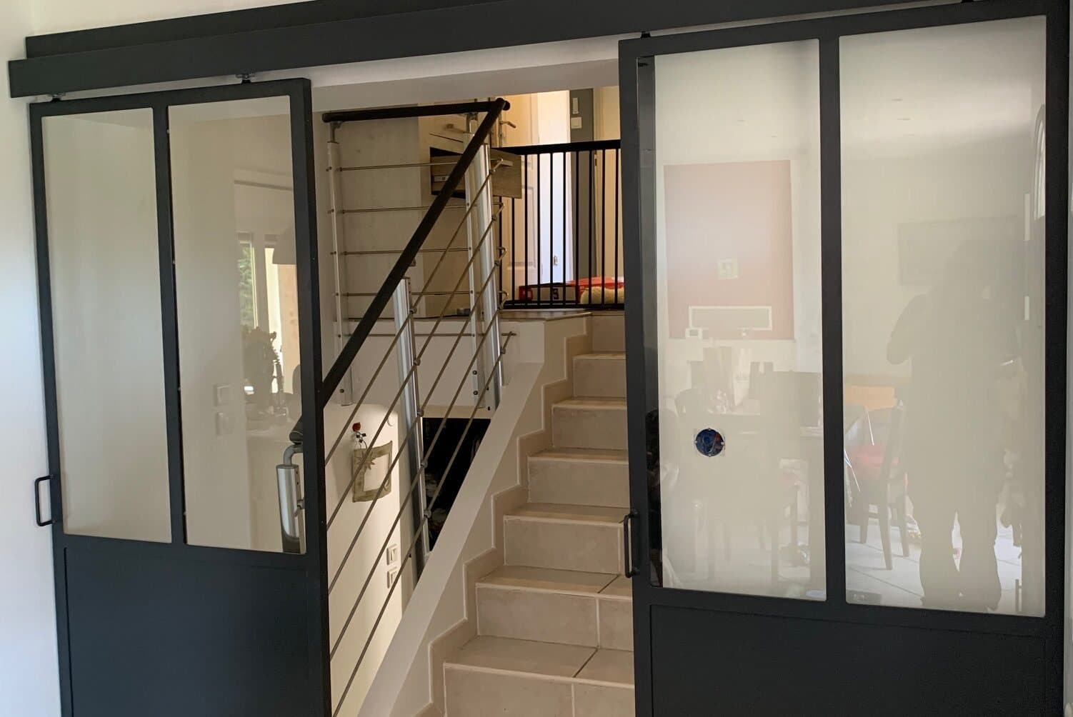 Verrière et porte battante — Cloison d'escalier, vitrage dépoli